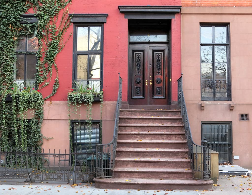 Escalinata de piedra rojiza que sube a la puerta de una casa en Perry Street, Greenwich Village, Nueva York